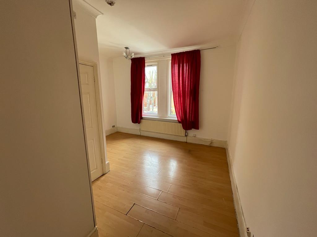 Flat Walm Lane in Greater London