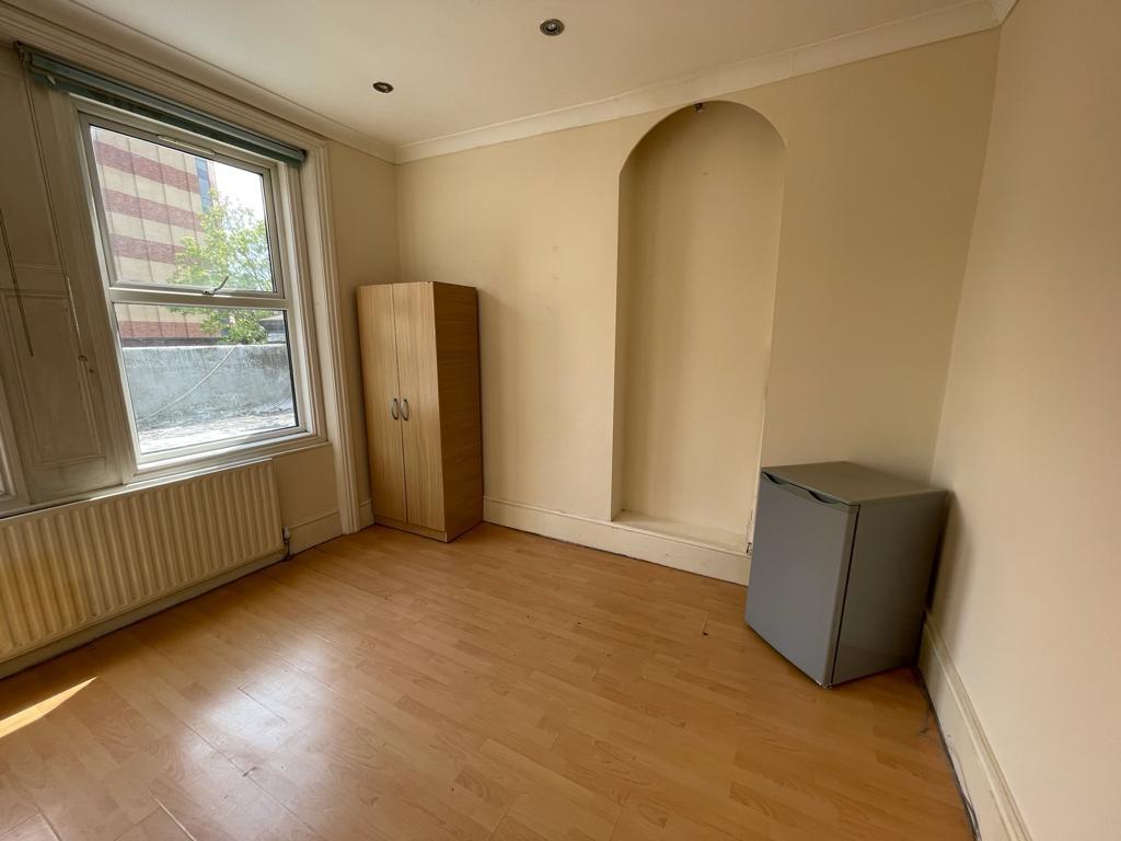 Flat Walm Lane in Greater London