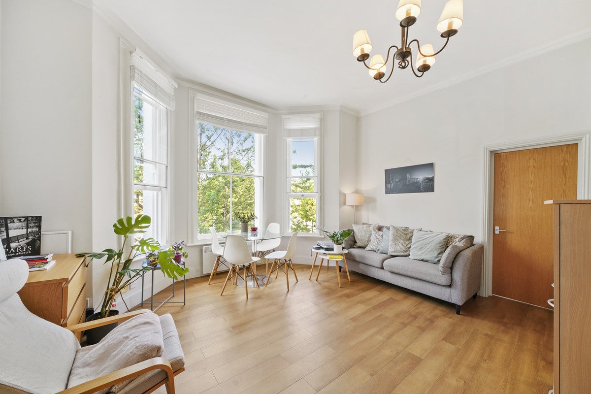 Flat Russell Road in Greater London