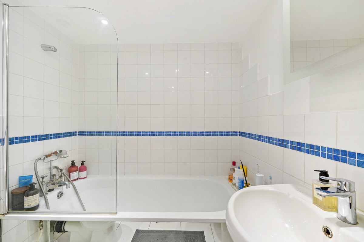 Flat Russell Road in Greater London