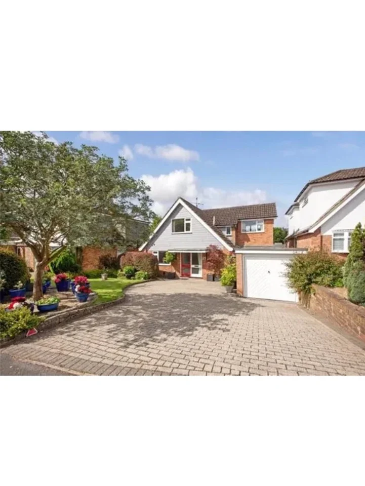 House Andrews Way in Marlow Bottom