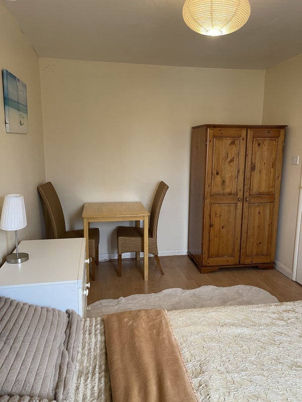 Room Evergreen Square in Greater London