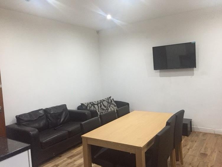 Flat Brudenell Mount in Leeds