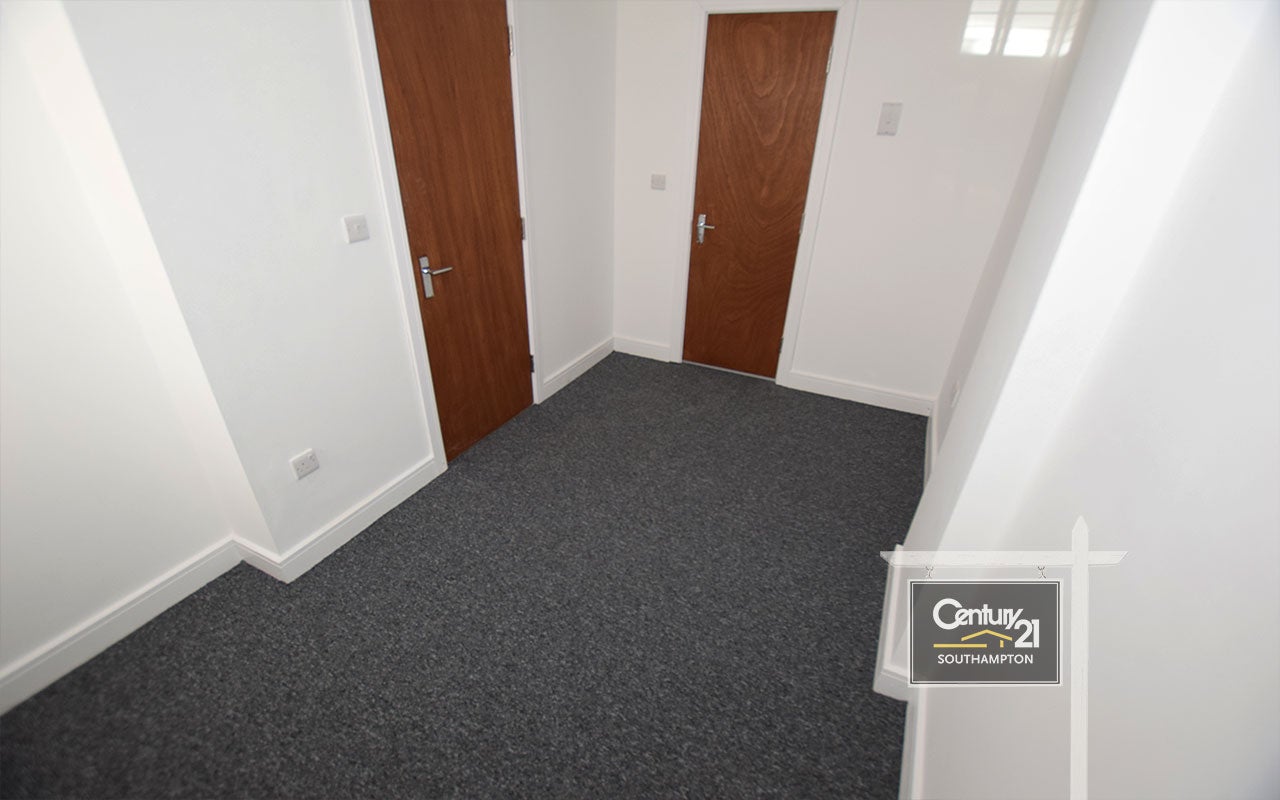 Flat Meridian Way in Southampton