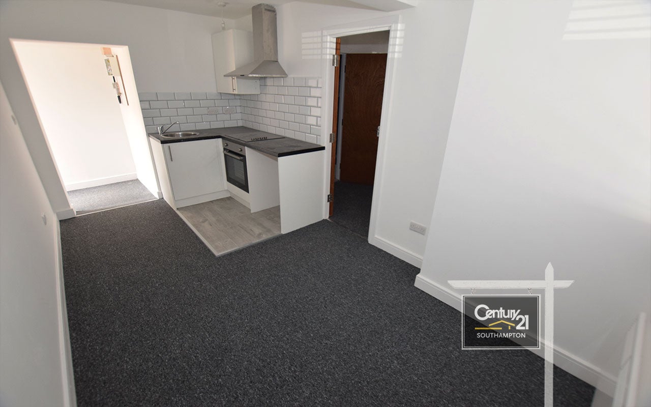 Flat Meridian Way in Southampton
