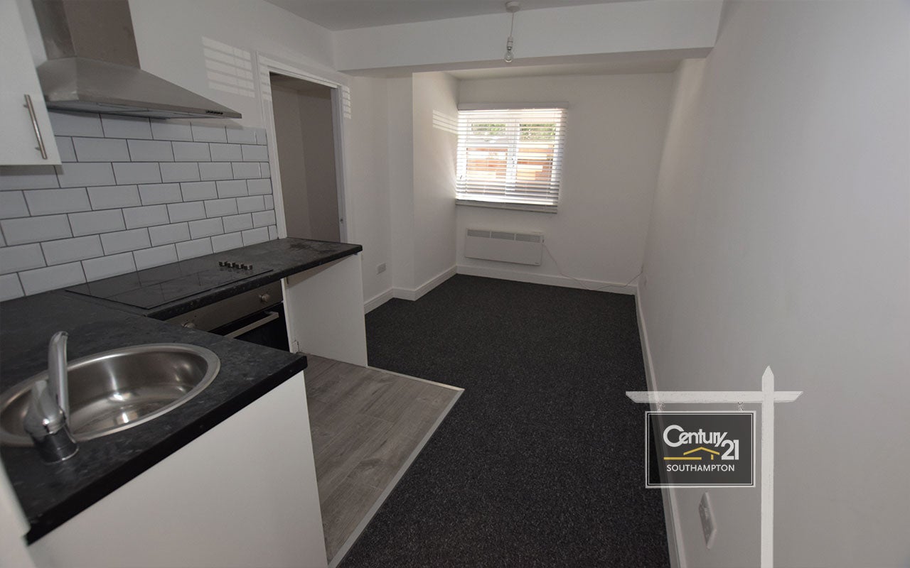 Flat Meridian Way in Southampton