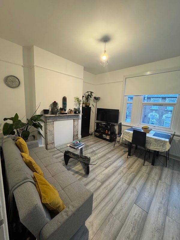 Room Edinburgh Road in Greater London