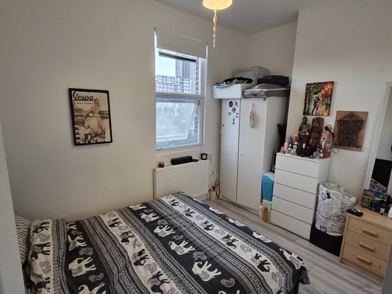 Room Edinburgh Road in Greater London