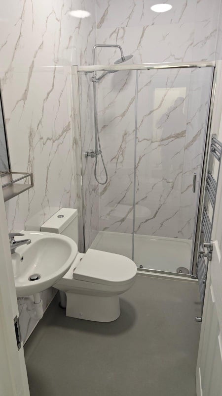 Room Edinburgh Road in Greater London