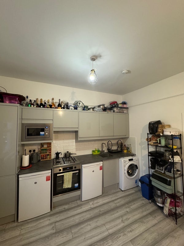 Room Edinburgh Road in Greater London