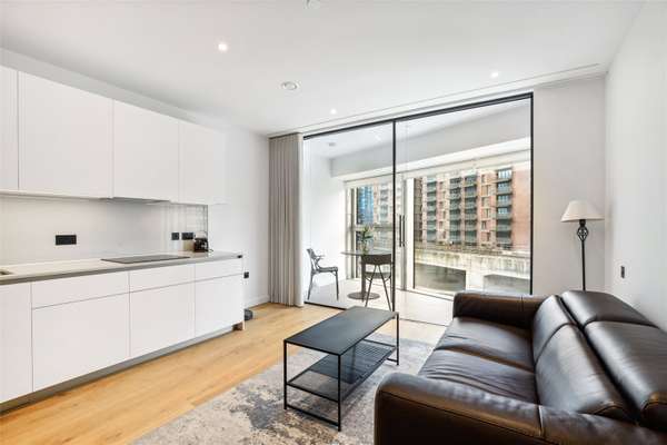 Flat Grayshott Road in Greater London