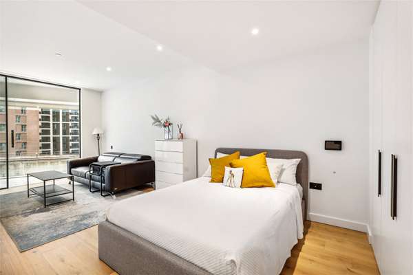 Flat Grayshott Road in Greater London