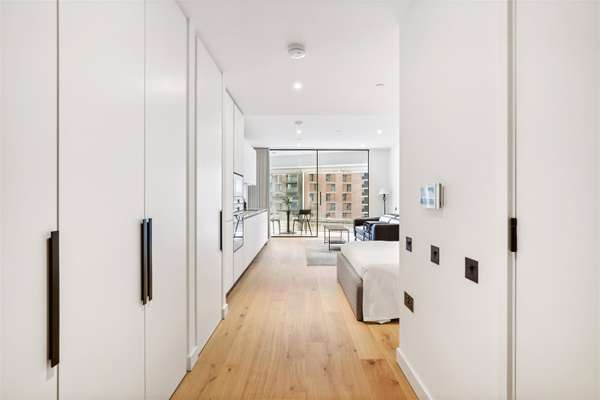 Flat Grayshott Road in Greater London
