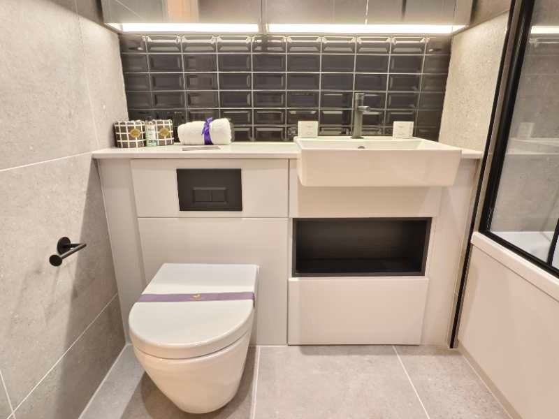 Flat Date Street in Greater London