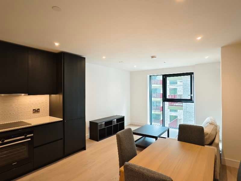 Flat Date Street in Greater London
