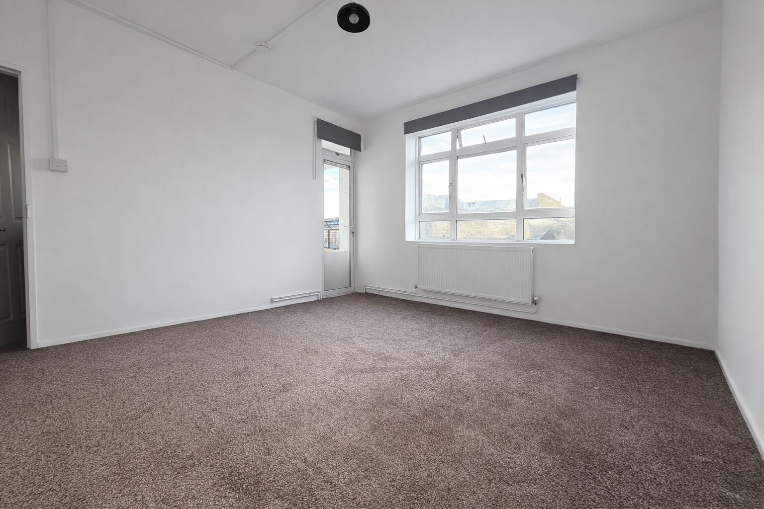 Flat Queen's Row in Greater London