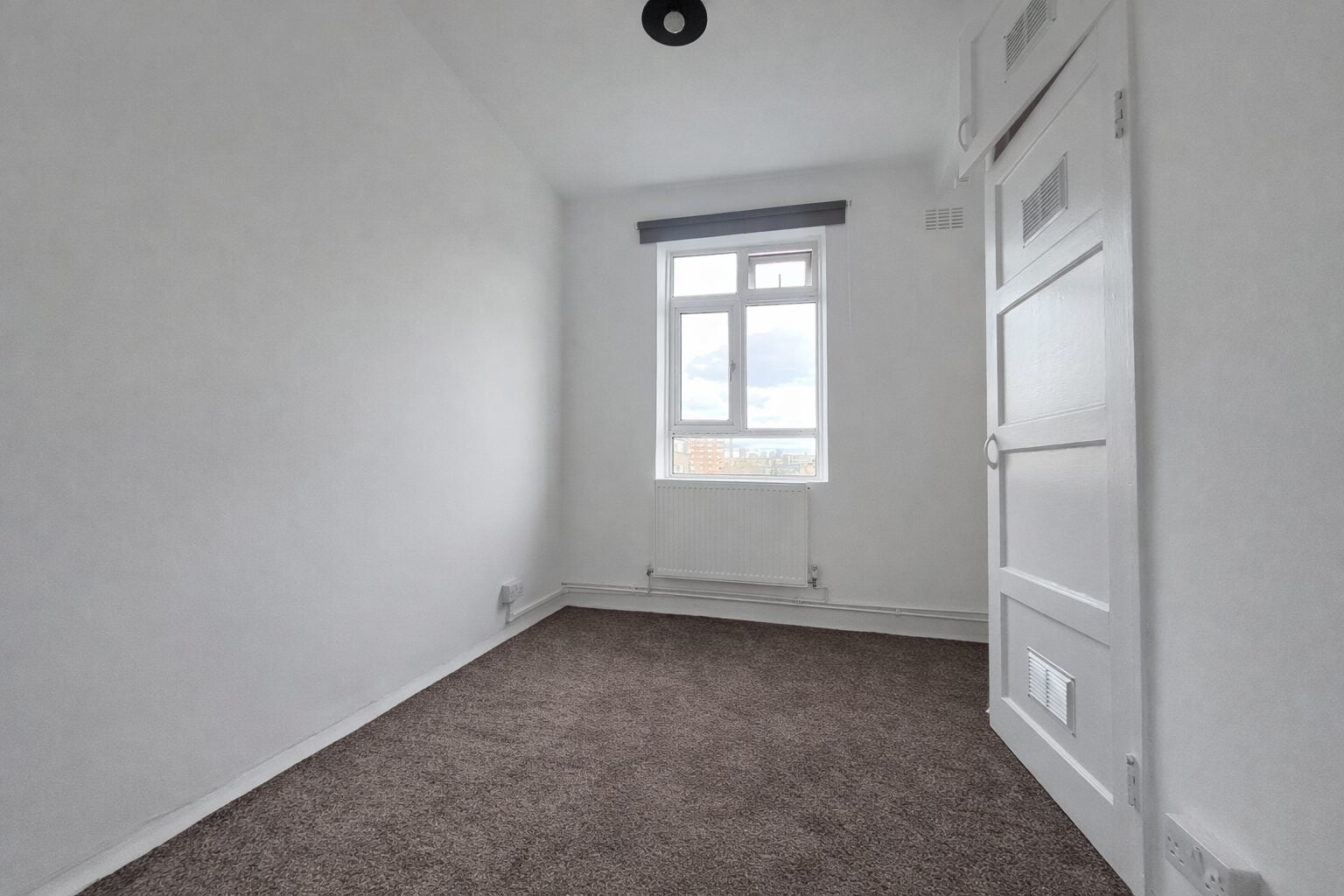 Flat Queen's Row in Greater London