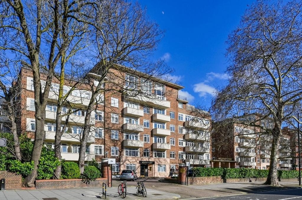 Flat Wellesley Court in City of Westminster
