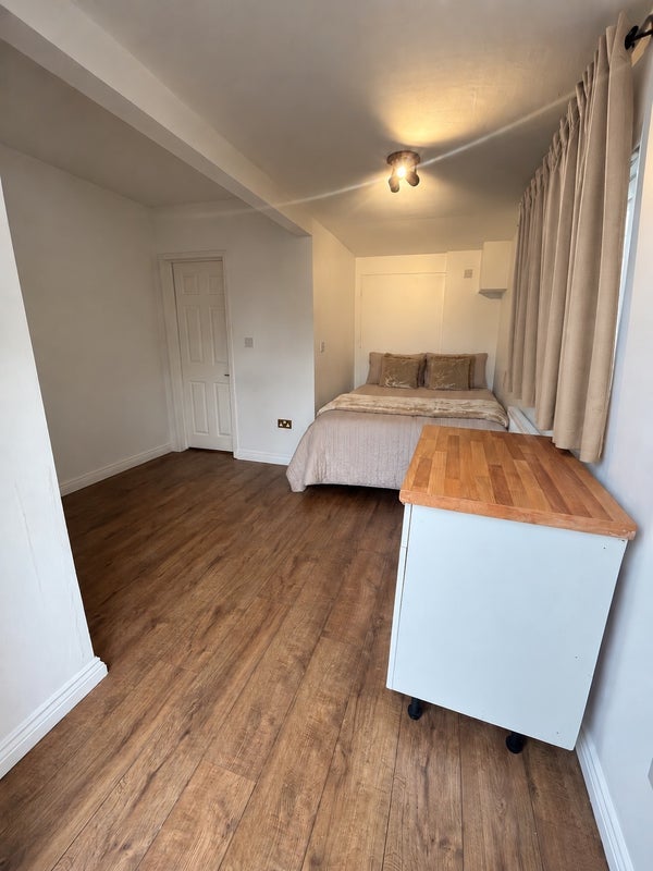 Room Llanover Road in Greater London