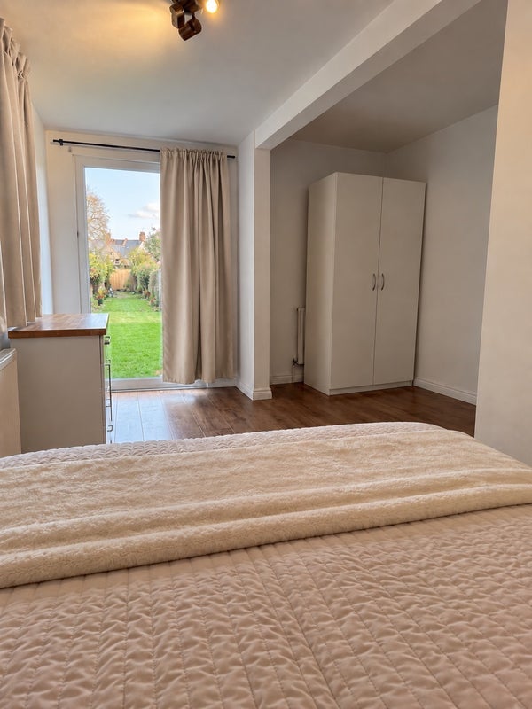 Room Llanover Road in Greater London