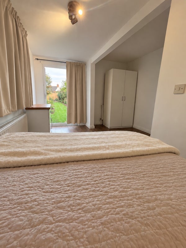 Room Llanover Road in Greater London