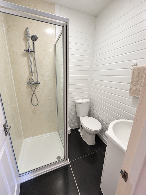 Room Llanover Road in Greater London