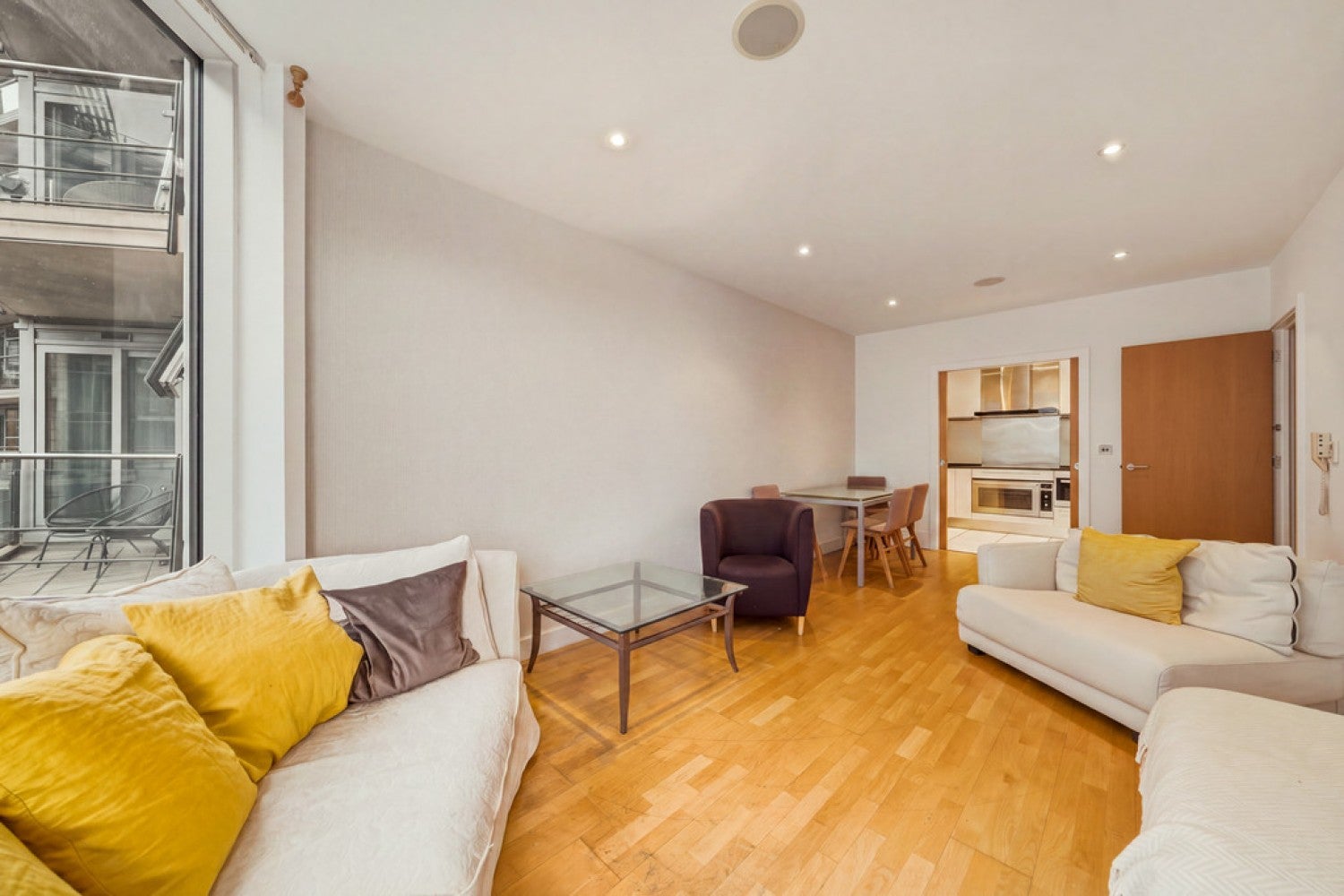 Flat Juniper Drive in Greater London