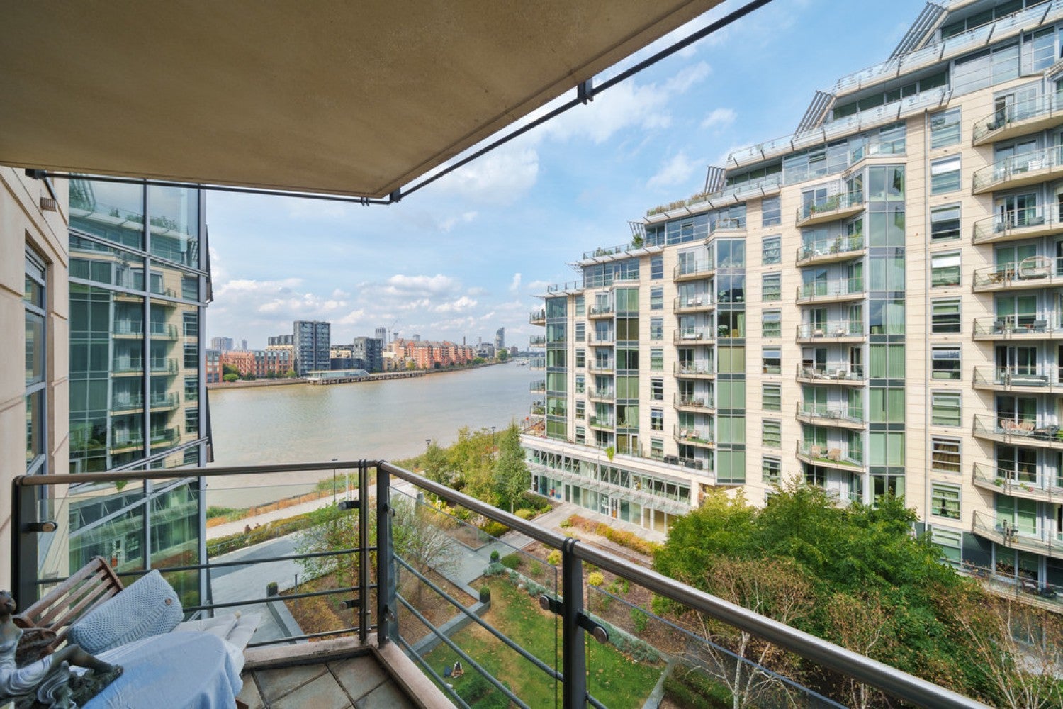 Flat Juniper Drive in Greater London