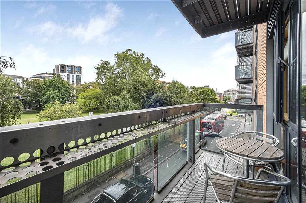 Flat Tower Bridge Road in Greater London