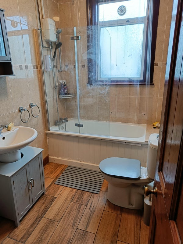 Room Seely Road in Greater London