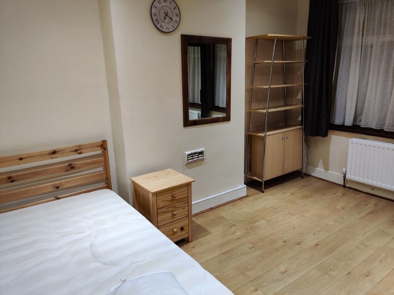 Room Seely Road in Greater London