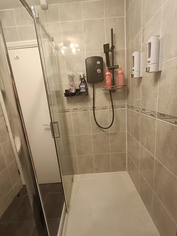 Room Seely Road in Greater London