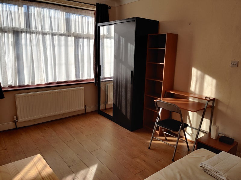 Room Seely Road in Greater London