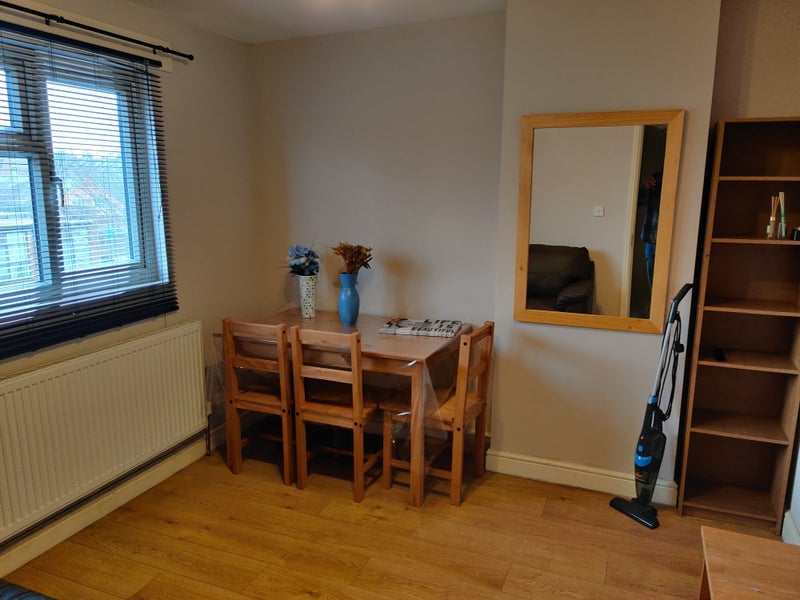 Room Seely Road in Greater London