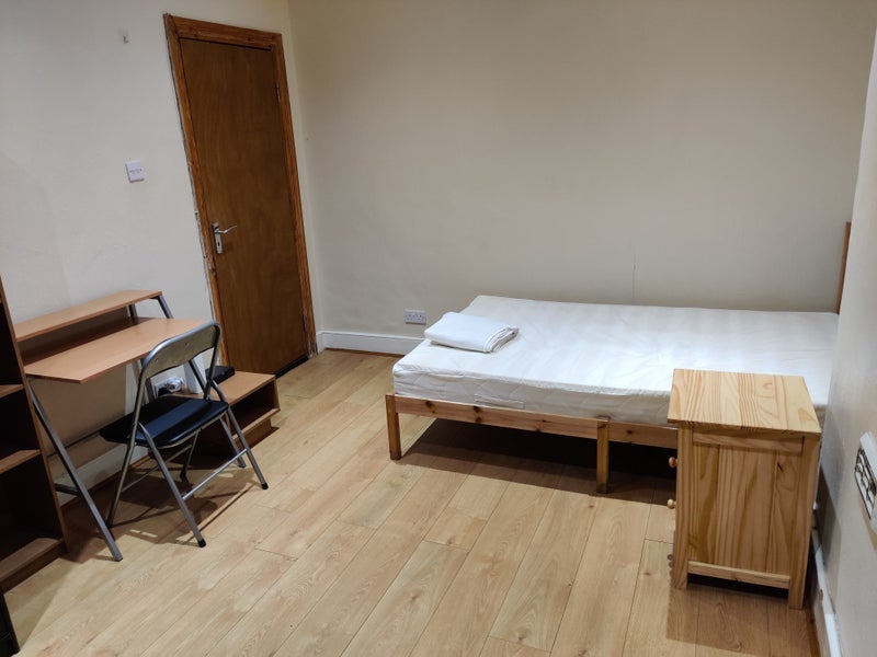 Room Seely Road in Greater London