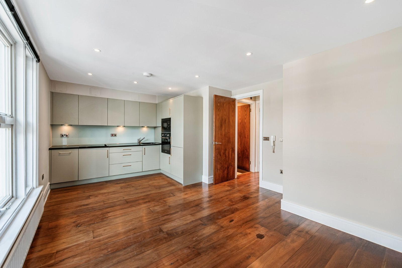 Flat Chiswick High Road in Greater London