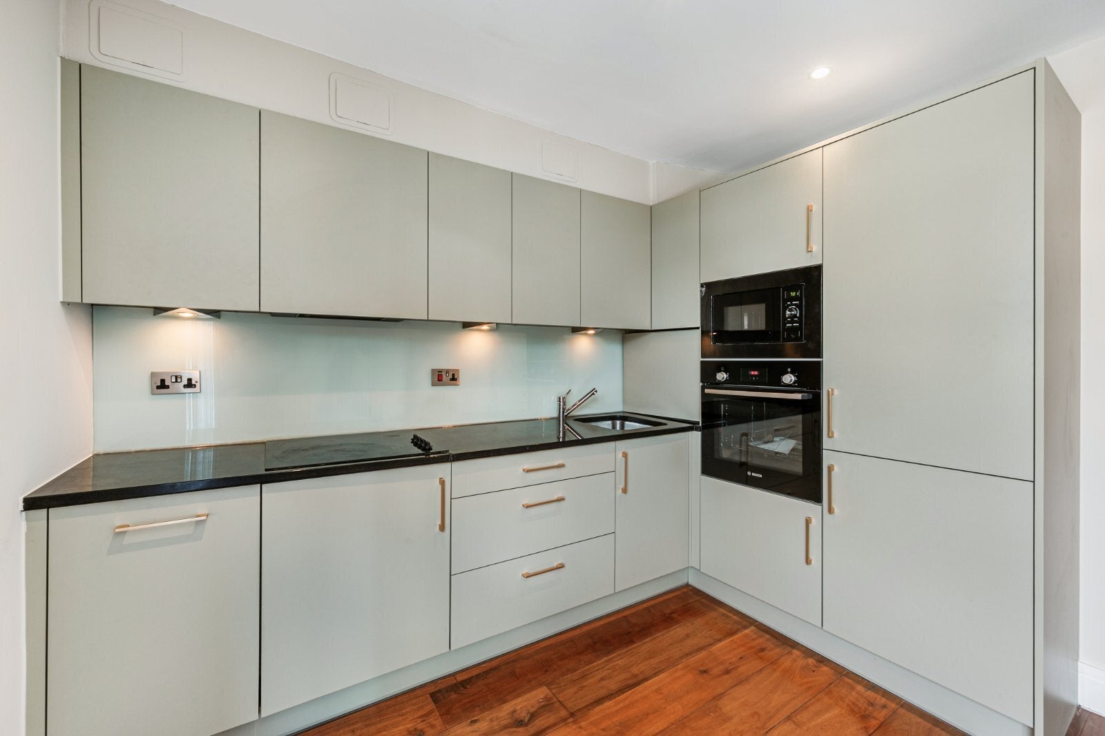 Flat Chiswick High Road in Greater London