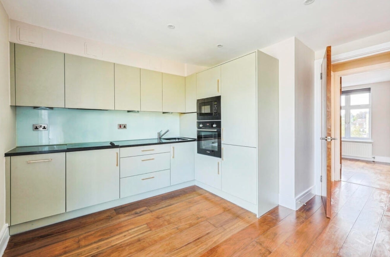 Flat Chiswick High Road in Greater London