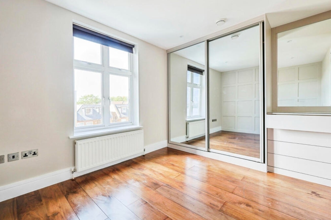 Flat Chiswick High Road in Greater London