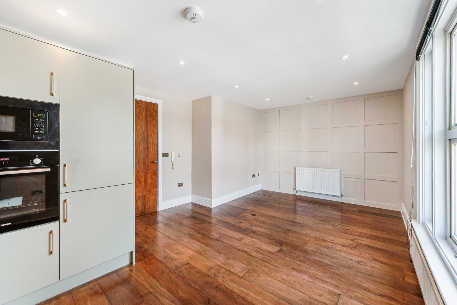 Flat Chiswick High Road in Greater London