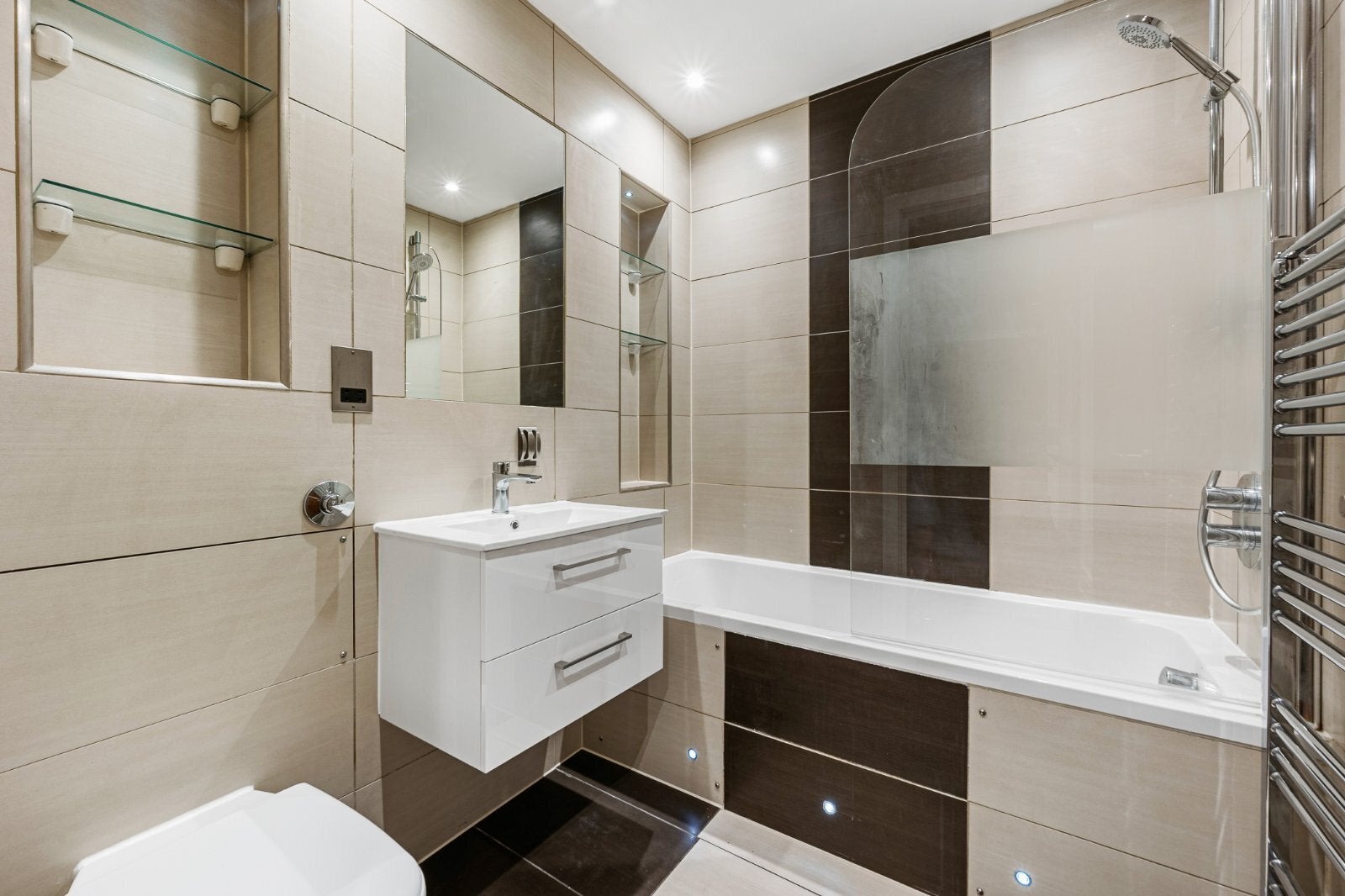 Flat Chiswick High Road in Greater London