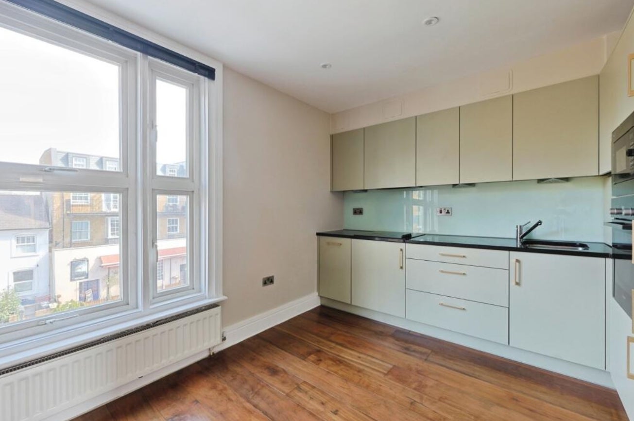 Flat Chiswick High Road in Greater London