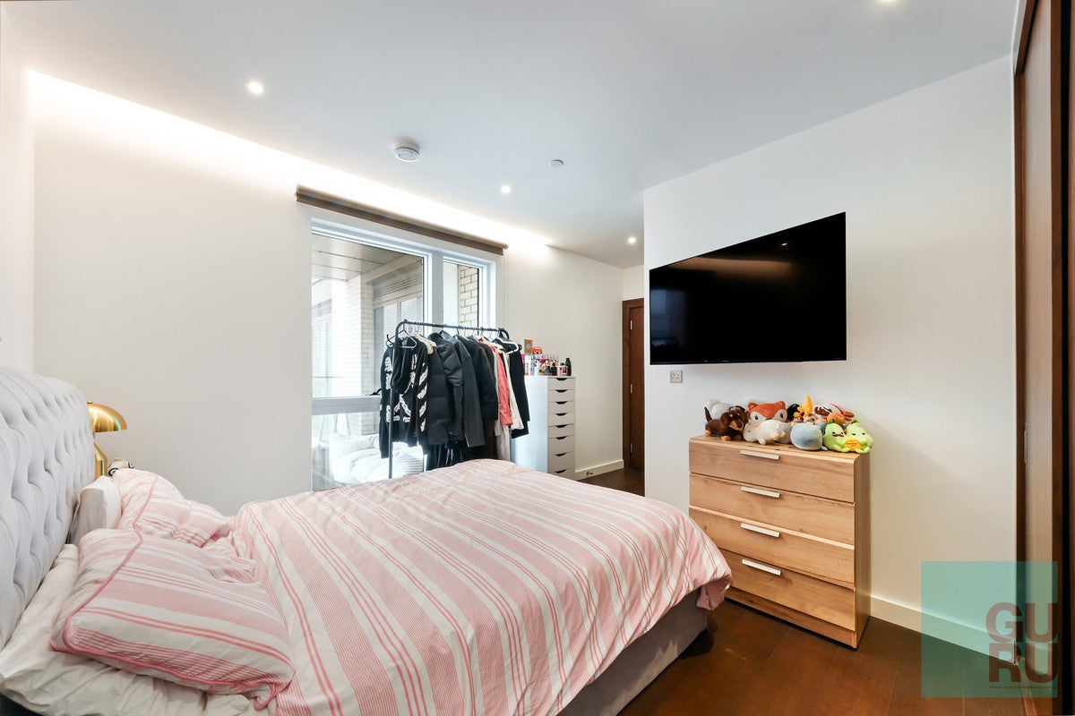 Flat Lanchester Way in London