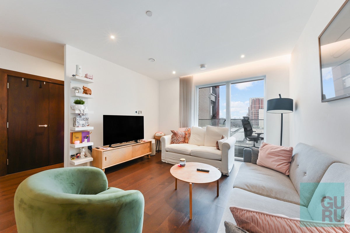 Flat Lanchester Way in London