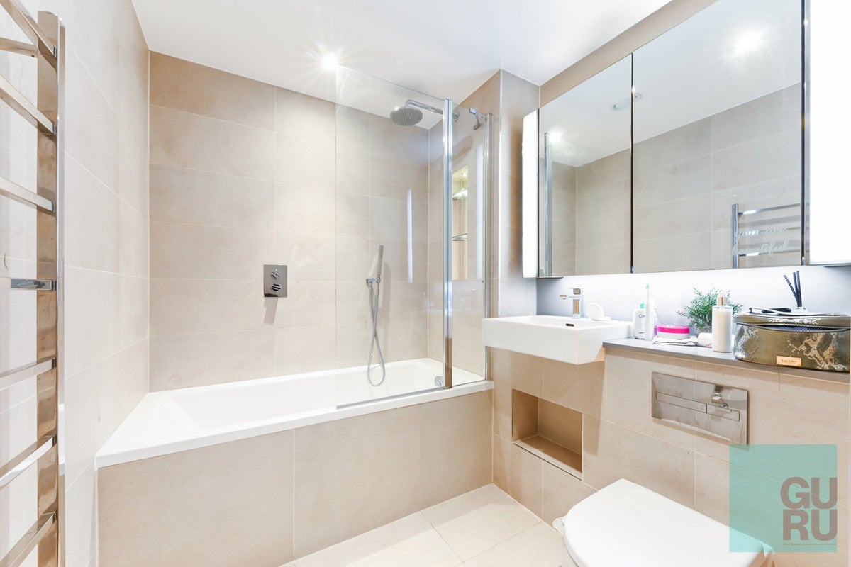 Flat Lanchester Way in London