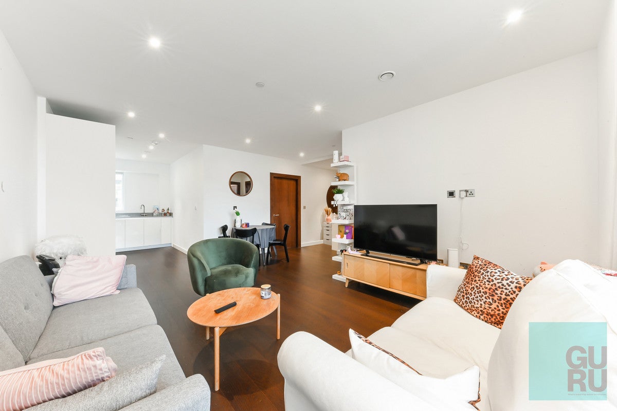 Flat Lanchester Way in London