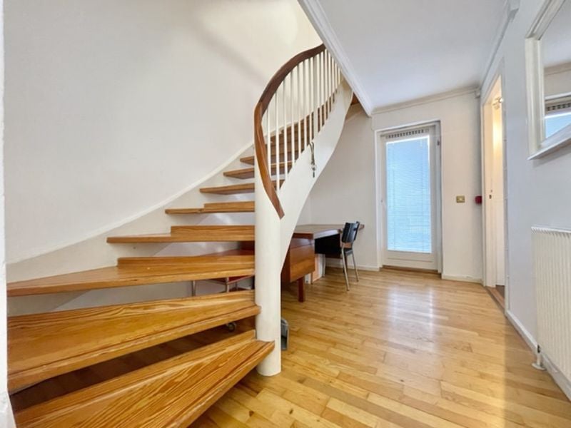 Flat Queen of Denmark Court in Greater London