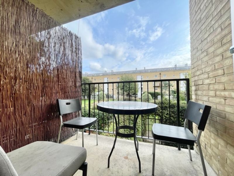 Flat Queen of Denmark Court in Greater London