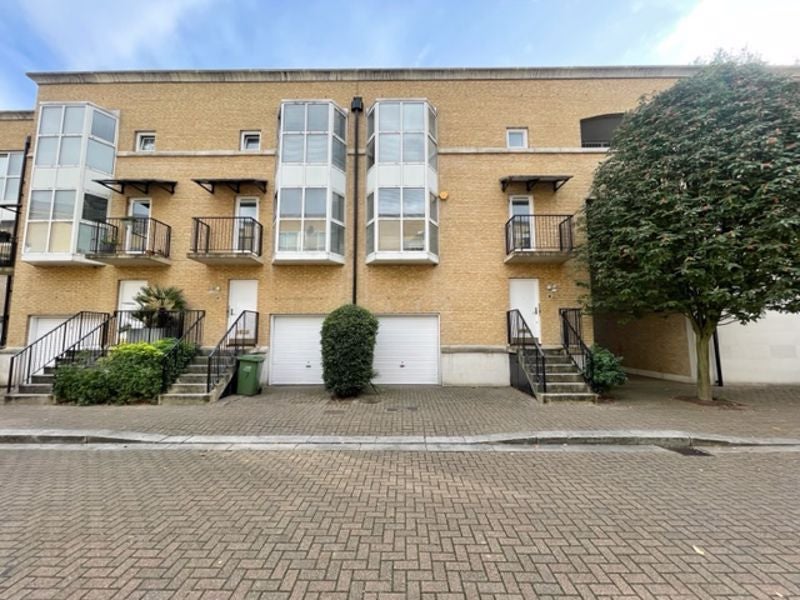 Flat Queen of Denmark Court in Greater London