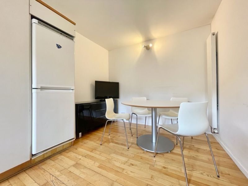 Flat Queen of Denmark Court in Greater London